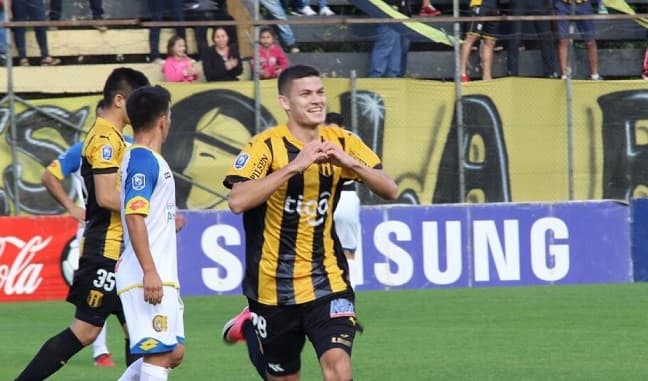 Guaraní se recupera, vence y se mantiene en la punta