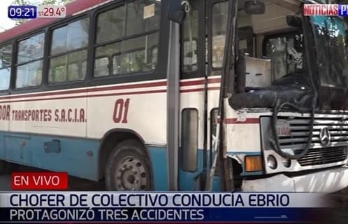 Chofer de bus ebrio, choca contra columna y daña tres vehículos