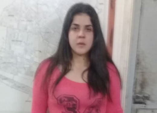 Mujer golpea a su padre anciano