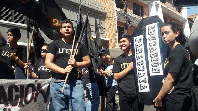 Realizan “funeral" de la educación paraguaya