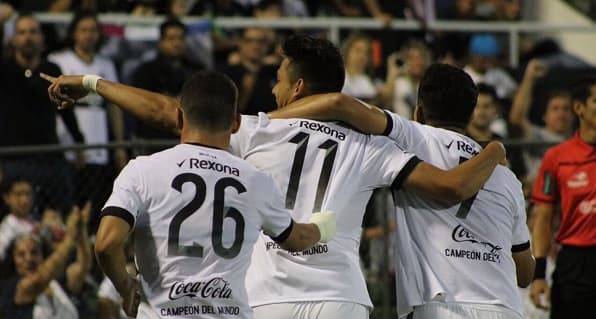 Olimpia golea y se coloca en la punta