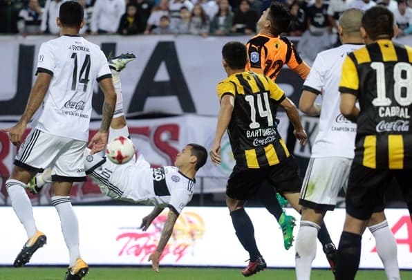 Olimpia vence y se acerca a la punta