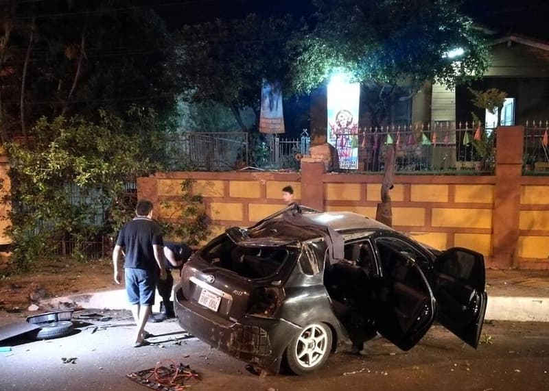 Conductor se estrelló contra muralla de una vivienda