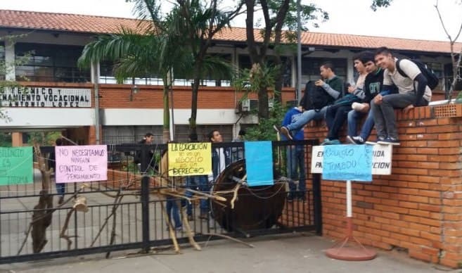 Estudiantes toman cinco colegios en capital y Central