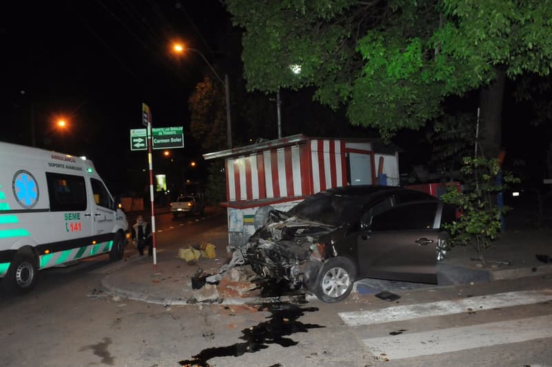 Mujer choca contra Ñanduti y derriba parte del edificio