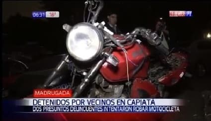 Intentaron robar moto, pero vecinos los capturaron