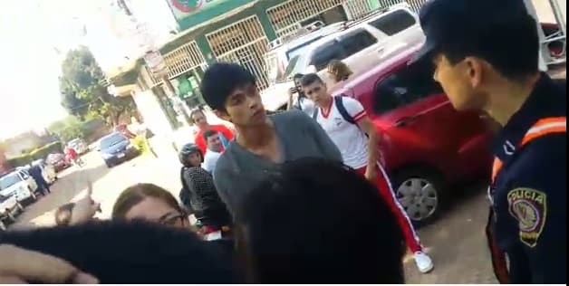 Policías se enfrentan a estudiantes