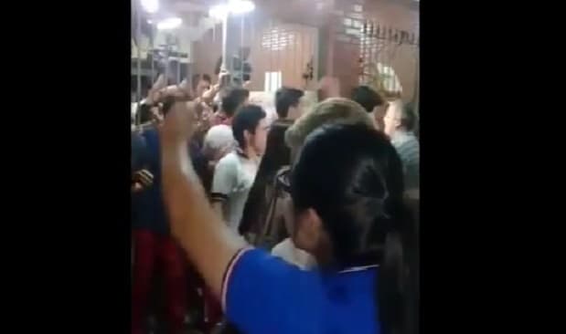 Padres y alumnos se enfrentan a causa de la toma de colegios