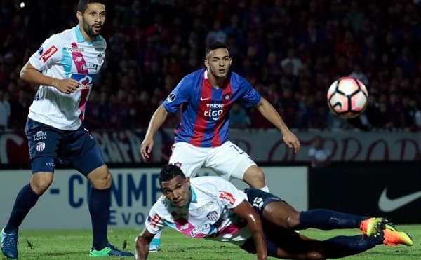 Mucha gente, poco fútbol y un triste empate