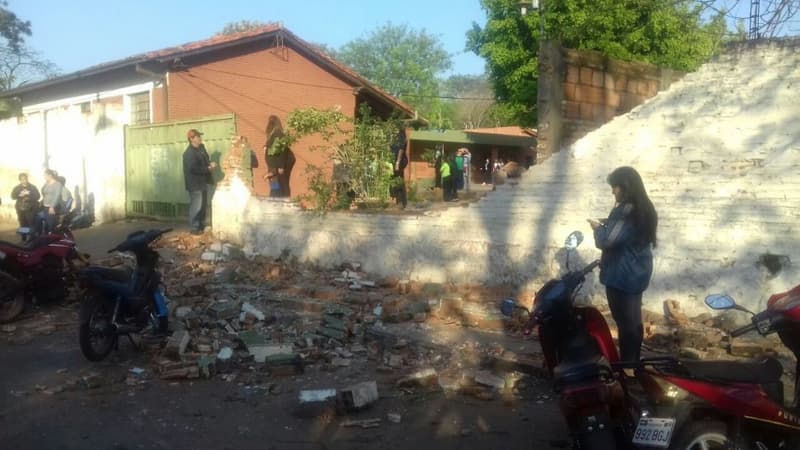 Tres niños heridos tras choque de camión por una escuela