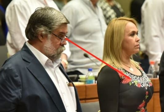 Senadora amenaza a gomero por pasacalles