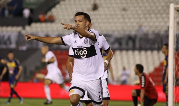 Olimpia golea y se acerca a la punta