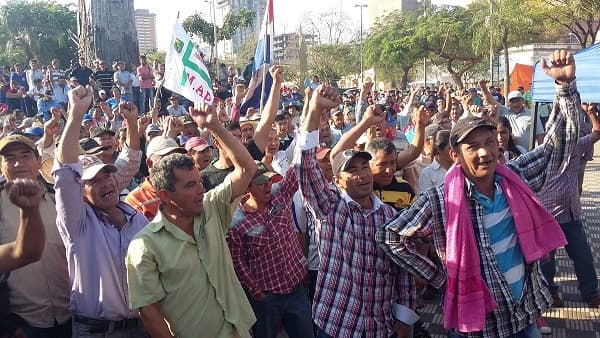 Forcejeos y tensión entre policías y campesinos