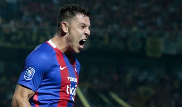 Cerro golea y se mete en la pelea