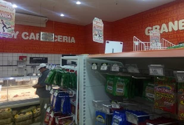 Cuatro hombres asaltan conocido supermercado