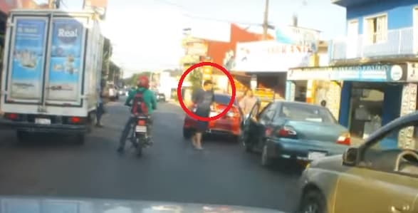 "Agresor del tránsito" es subcomisario