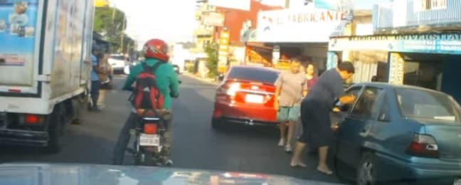 Furia en el tránsito: Hombre golpea a dos conductores
