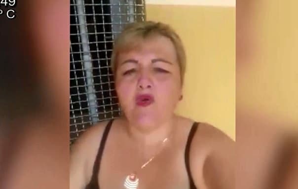 Funcionaria se desnuda para exigir aumento salarial