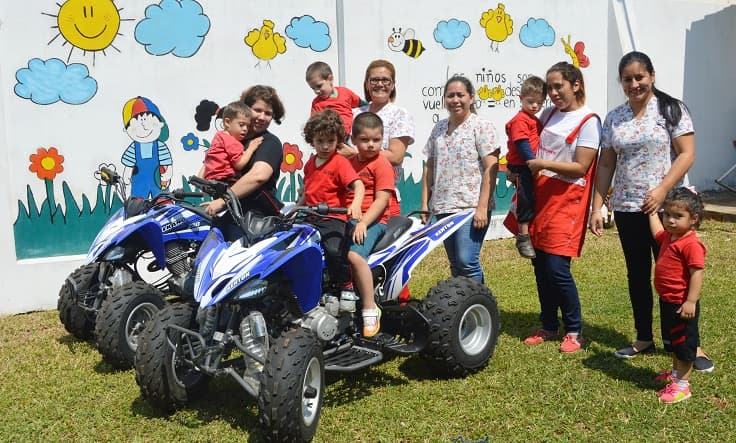 Chena dona un auto y otros bienes a fundaciones