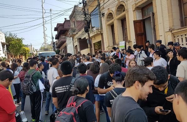 Levantan toma de colegios