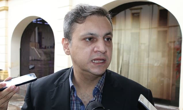 Diputado propone reducir sueldo y cantidad de legisladores