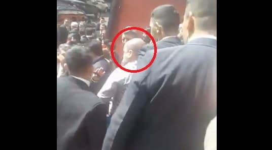 Guardias de Cartes golpean a periodista