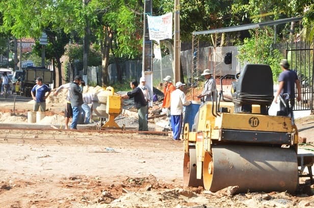 Comuna lambareña mejora transitada arteria