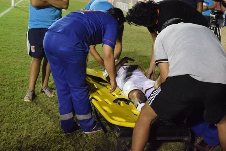 Aparente doble fractura de futbolista de General