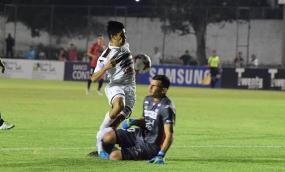 Exitosa operación a futbolista que sufrió doble fractura