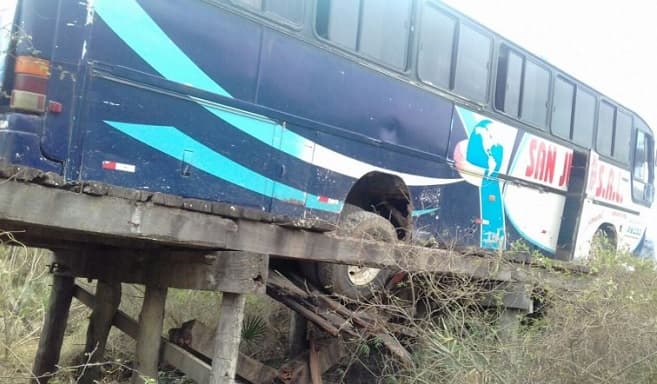 Precario puente colapsa ante paso de bus