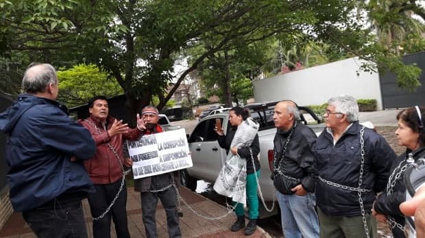 Funcionarios se encadenan frente a la casa de Ferreiro