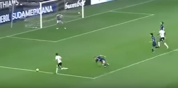 Ángel Romero deja pagando a su rival en Copa Sudamericana