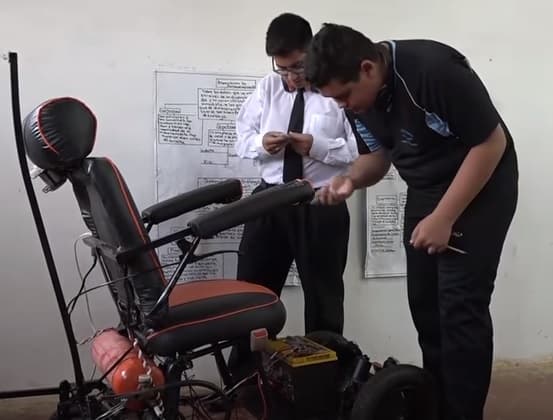 Estudiantes crean silla de ruedas automática con materiales reciclados