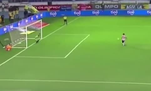 Futuro rival de Cerro cae en el ridículo al patear un penal