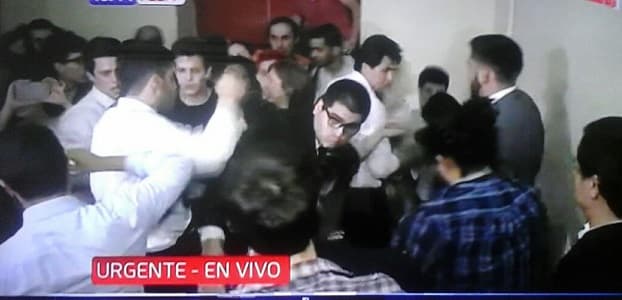 UCA: Estudiantes se enfrentan en fuerte gresca
