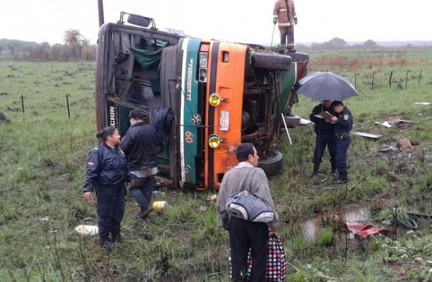 Vuelco de colectivo deja 11 heridos