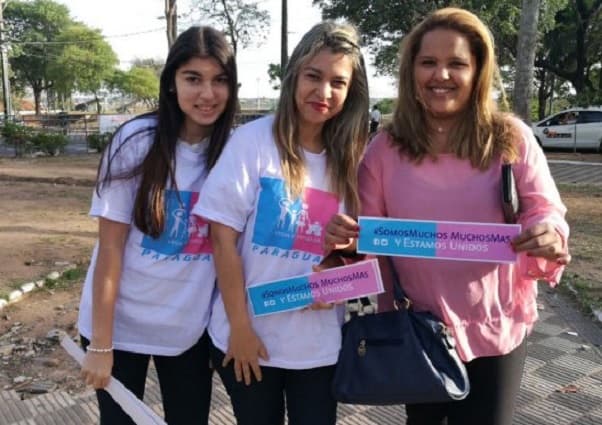 Padres se manifiestan en contra de enseñanza de ideología de género