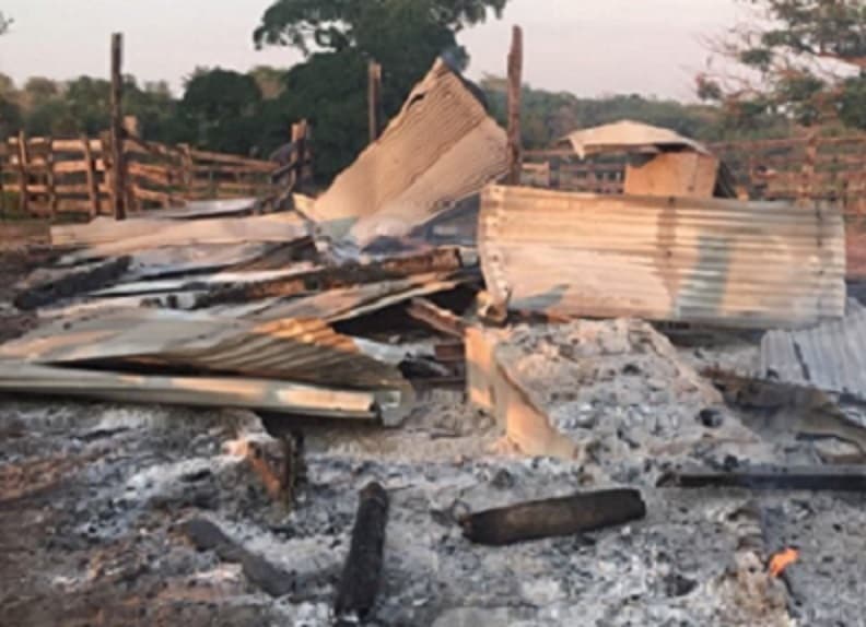 Toman tereré y faenan vaca antes de quemar estancia