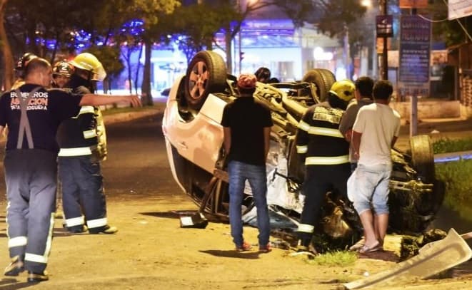 Vuelco y choque deja un herido