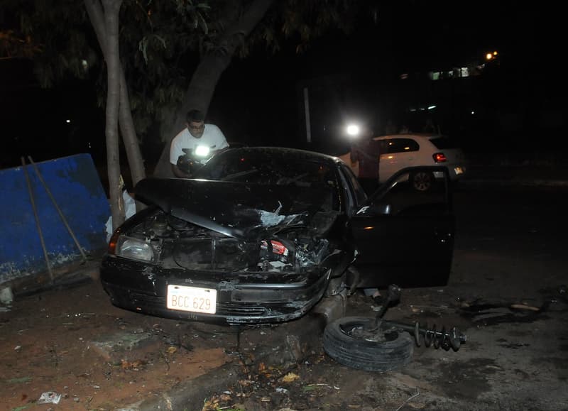 Conductor ebrio choca y se resiste al arresto