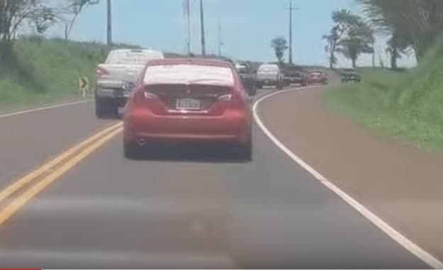 Conductor se adelanta a caravana colorada y causa accidente