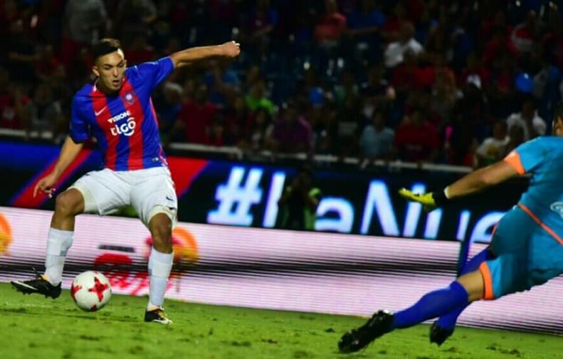 Doblete de Alfio, victoria y punta para Cerro