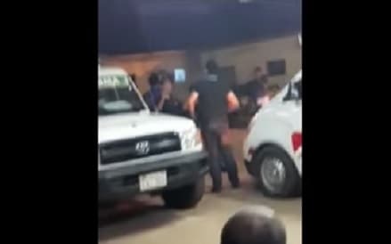 Chofer de ambulancia agrede a bomberos