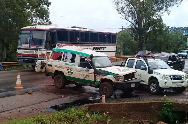 Vuelco de ambulancia deja un muerto y dos heridos