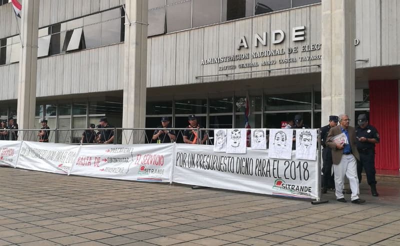 Funcionarios de la ANDE se manifiestan y exigen aumento salarial