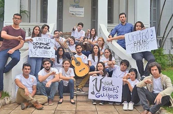 Aerolínea es denunciada por dañar guitarra de músico   