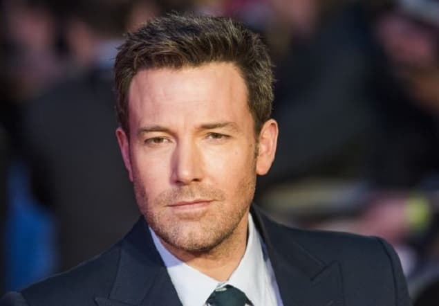 Ben Affleck pide disculpas a actriz por tocarle los pechos en 2003