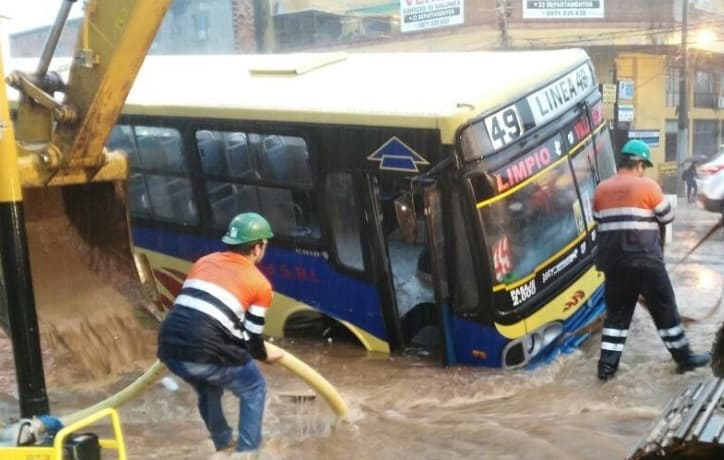 Ómnibus es tragado por un pozo en medio del raudal