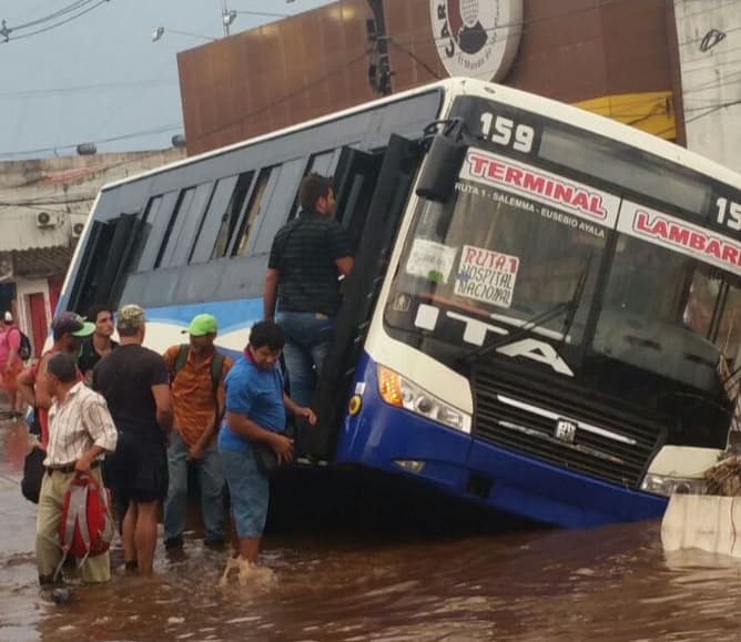 Bus “encalla” en obra del metrobús