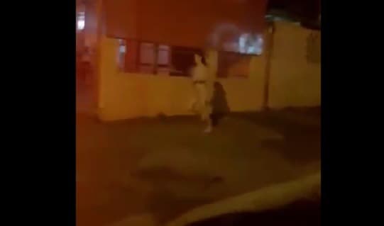 Mujer que corrió desnuda da versión del hecho